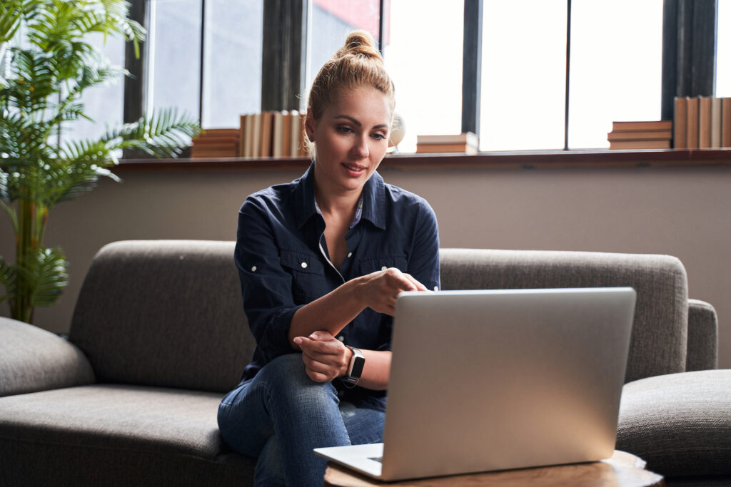 woman using online support group